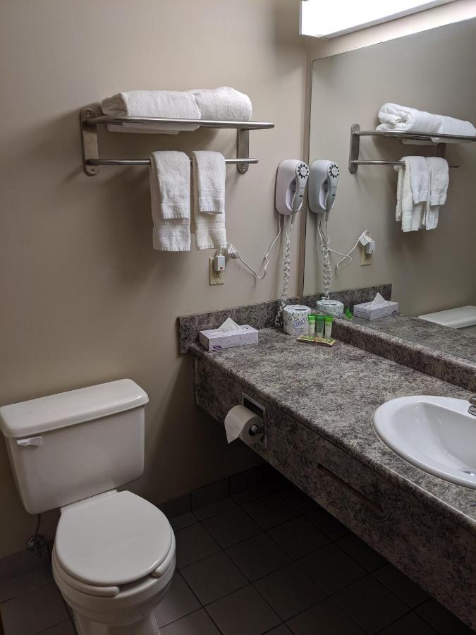 Riviera Motor Inn Саскатун Екстериор снимка